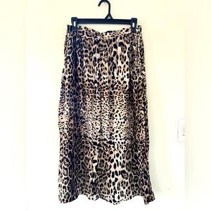 Leopard print button up skirt size 10 but fits more like a 6\M